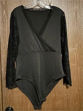 SHEIN Black Lace Sleeve Surplice Bodysuit